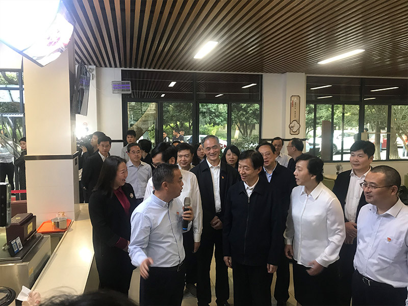 2019.10.20--2019年10月20日，民政部黃樹賢部長、浙江省王文序副省長、浙江省民政廳王劍侯廳長等各級領導蒞臨翠苑一區(qū)老年食堂、祥符街道藍孔雀社區(qū)陽光老人食堂，對智慧養(yǎng)老食堂表示肯定，并給出指導性建議。