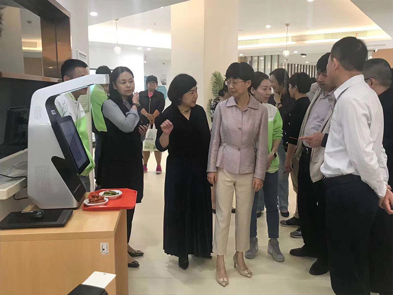 2019.10.24拱墅區(qū)區(qū)長 章燕、副區(qū)長方友青視察智慧養(yǎng)老食堂